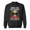 Ein Von Uns Beiden Spielt Besser Tischten Sweatshirt