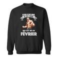 Un Vieil Homme Qui Est Ne En Fevrier T-Shirt Sweater e