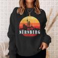 Nuremberg Skyline In Retrointage Style Sweatshirt Geschenke für Sie