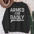 Armed And Dadly Lustiger Bewaffneter Papa Pun Tödlicherater Witz Sweatshirt Geschenke für alte Frauen