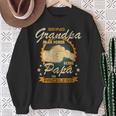 Damen Being Grandpa Is An Honor Being Papa Is Priceless Best Dad Mit-Ausschnitt Sweatshirt Geschenke für alte Frauen