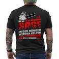 Men's Mit Der Säge In Den Hände Werden Helden Zu Legend T-Shirt mit Rückendruck