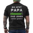 Papa 2024 Stolzerater Dad Jokes Werden Geladen Lustig T-Shirt mit Rückendruck