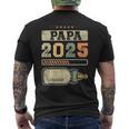 Papa 2025 Schwangerschafterkünden Werdenderater T-Shirt mit Rückendruck