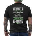 Unterschätze Niemals Einen Alten Mann Mit Ein E-Bike T-Shirt mit Rückendruck