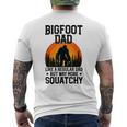 Bigfoot Dad Retro Papa Squatchintage Sasquatchatertag T-Shirt mit Rückendruck