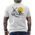 Don Quijote Gegen Windmill Im Sonnenschein T-Shirt mit Rückendruck