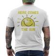 Lustig Hier Kommt Die Sonne Sonnenschein Sonnige Tage Sommer Frühling T-Shirt mit Rückendruck