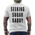 Seeking Sugar Daddy Dad Geburtstagatertag Papa Lustiger Witz Mit-Ausschnitt T-Shirt mit Rückendruck