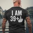 I Am 39 Plus Middle Finger 40Th Birthday T-Shirt mit Rückendruck Geschenke für alte Männer