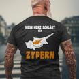 Cyprus Flag My Heart Strikes For Cyprus T-Shirt mit Rückendruck Geschenke für alte Männer