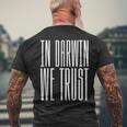 In Darwin Vertrauen Wir Atheist Evolutionswissenschaft Black T-Shirt mit Rückendruck Geschenke für alte Männer