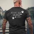 Der Mit Dem Hund Geht Hundeliebhaber Black T-Shirt mit Rückendruck Geschenke für alte Männer