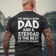 Herren Ja Da Er Ein 100 Papa Und Ein Stiefvater Ist T-Shirt mit Rückendruck Geschenke für alte Männer