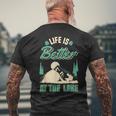 Life Is Better At Lake Outdoor Fishing Bootfahren Segeln T-Shirt mit Rückendruck Geschenke für alte Männer