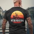 Nuremberg Skyline In Retrointage Style T-Shirt mit Rückendruck Geschenke für alte Männer