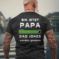 Papa 2024 Stolzerater Dad Jokes Werden Geladen Lustig T-Shirt mit Rückendruck Geschenke für alte Männer