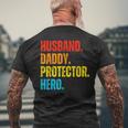 Retro Ehemann Papa Protector Heroatertag Für Papa T-Shirt mit Rückendruck Geschenke für alte Männer