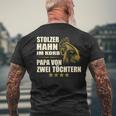 Stolzer Hahn Im Korb Papa Zwei Töchter Stolzer Hahn Im Basket T-Shirt mit Rückendruck Geschenke für alte Männer