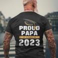 Stolzer Papa Eines Absolventen Der Klasse 2023 Senior 23 Gra T-Shirt mit Rückendruck Geschenke für alte Männer