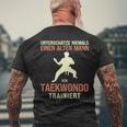 Underschätze Niemal Old Man Taekwondo Grandpa Dad Jumper T-Shirt mit Rückendruck Geschenke für alte Männer