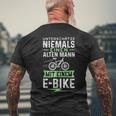 Unterschätze Niemals Einen Alten Mann Mit Ein E-Bike T-Shirt mit Rückendruck Geschenke für alte Männer