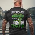 Unterschätze Niemals Einen Alten Mann Mit Einem Traktor Opa T-Shirt mit Rückendruck Geschenke für alte Männer