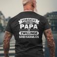 Vorsichtor Dem Papa Die Zwillinge Sind Harmlos T-Shirt mit Rückendruck Geschenke für alte Männer