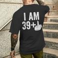 I Am 39 Plus Middle Finger 40Th Birthday T-Shirt mit Rückendruck Geschenke für Ihn