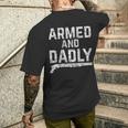 Armed And Dadly Lustiger Bewaffneter Papa Pun Tödlicherater Witz T-Shirt mit Rückendruck Geschenke für Ihn