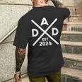 Dad Est 2024 Saltire Dad 24 Logo Level Up To Dad 2024 T-Shirt mit Rückendruck Geschenke für Ihn