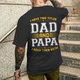 Damen Ich Habe Zwei Titel Papa Und Papa Lustigeratertag Papa Mit-Ausschnitt T-Shirt mit Rückendruck Geschenke für Ihn