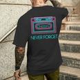 Never Forget Retro Cassette 80S 90S Outfit T-Shirt mit Rückendruck Geschenke für Ihn