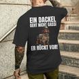 Dachshund Ein Dackel Geht Nicht Gassi Er Rücktor T-Shirt mit Rückendruck Geschenke für Ihn