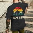 Herren Papa Bär Mit Zwillingenatertag Retroater & Opa Geschenk T-Shirt mit Rückendruck Geschenke für Ihn