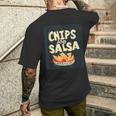 Hübsche Schale Mit Chips Und Spritziger Salsa Für Snacks Und Freunde T-Shirt mit Rückendruck Geschenke für Ihn