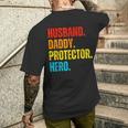 Retro Ehemann Papa Protector Heroatertag Für Papa T-Shirt mit Rückendruck Geschenke für Ihn