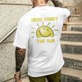 Lustig Hier Kommt Die Sonne Sonnenschein Sonnige Tage Sommer Frühling T-Shirt mit Rückendruck Geschenke für Ihn