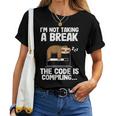 The Code Is Compiling Coder Sloth Coding Programmateur Amusant T-shirt femme