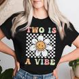 Two Is A Vibe Cute Groovy 2Nd Birthday Party Daisy Flower Women T-shirt Gifts for Her