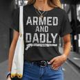 Armed And Dadly Lustiger Bewaffneter Papa Pun Tödlicherater Witz T-Shirt Geschenke für Sie