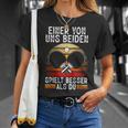Ein Von Uns Beiden Spielt Besser Tischten T-Shirt Geschenke für Sie