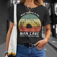 Gracioso Lo Que Sucede En La Cueva Del Hombre Se Queda En La Cueva Del Hombre Camiseta unisex Regalos para ella