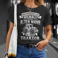 Herren-T-Shirt: Untershätzt Niemals Einen Alten Mann am Traktor Geschenke für Sie