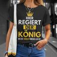 Hier Regiert Der König Bis Die Queeen Wieder Da Ist T-Shirt Geschenke für Sie