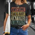 Hombre Awesome Dads Have Tattoos And Beards Día Del Padre Camiseta unisex Regalos para ella