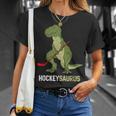 Lindo Dinosaurio Hockey Sobre Hielo Dinosaurio Hockeysaurus Camiseta unisex Regalos para ella