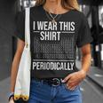 Llevo Esta Camisa Periódicamente Profesor De Ciencias De Química Camiseta unisex Regalos para ella