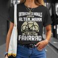 Rad Underschatz Niemal Eine Alten Mann Auf Einem Fahrrad T-Shirt Geschenke für Sie