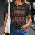 Tengo Dos Títulos Perro Papá Y Gato Papá Y Los Rock Ambos Camiseta unisex Regalos para ella